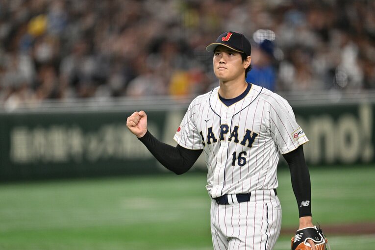 力強く拳を握る大谷翔平　©Naoya Sanuki