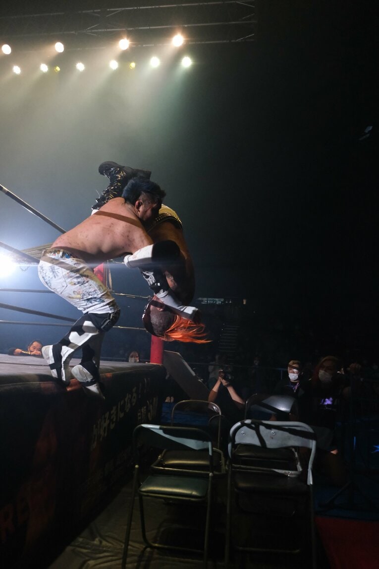 カリスマ葛西純「世の中は無駄な血を一滴も流すな」 頬を串刺し、人間ダーツ…それでもデスマッチが“ただの残虐ショー”ではない理由(37)