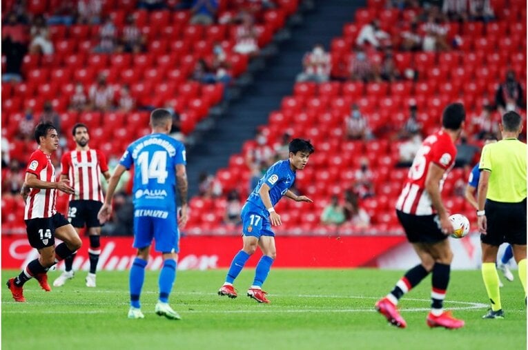 久保建英を間近で撮って気づいた《試合前ルーティンとファールを受けた後のクセ》 韓国の至宝イ・ガンインとの共存はどうなる？(13)