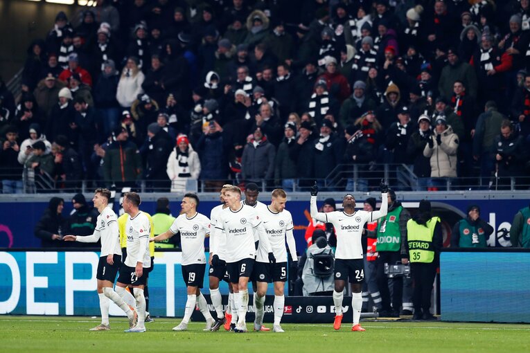 「1年前はJ2→ドイツ5部」上月壮一郎22歳の堂々1部デビュー…長谷部誠と握手、鎌田大地vs吉田麻也のW杯組対決も〈現地撮影〉(44)