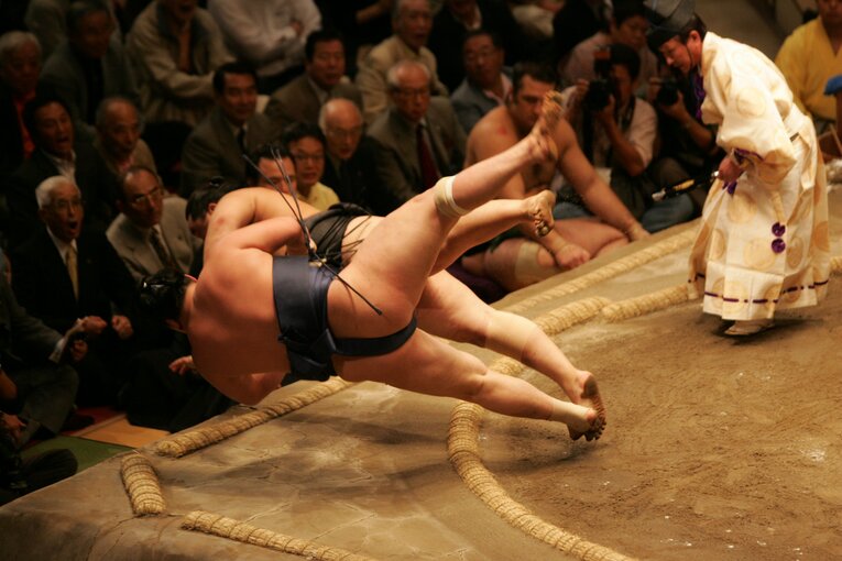 朝青龍－白鵬の取組　©BUNGEISHUNJU