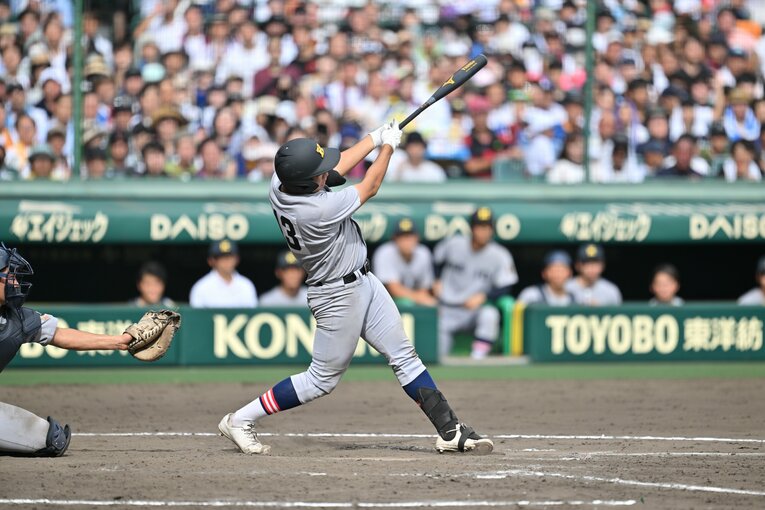 決勝の5回表、バットを振り切ってタイムリーを放った安達　