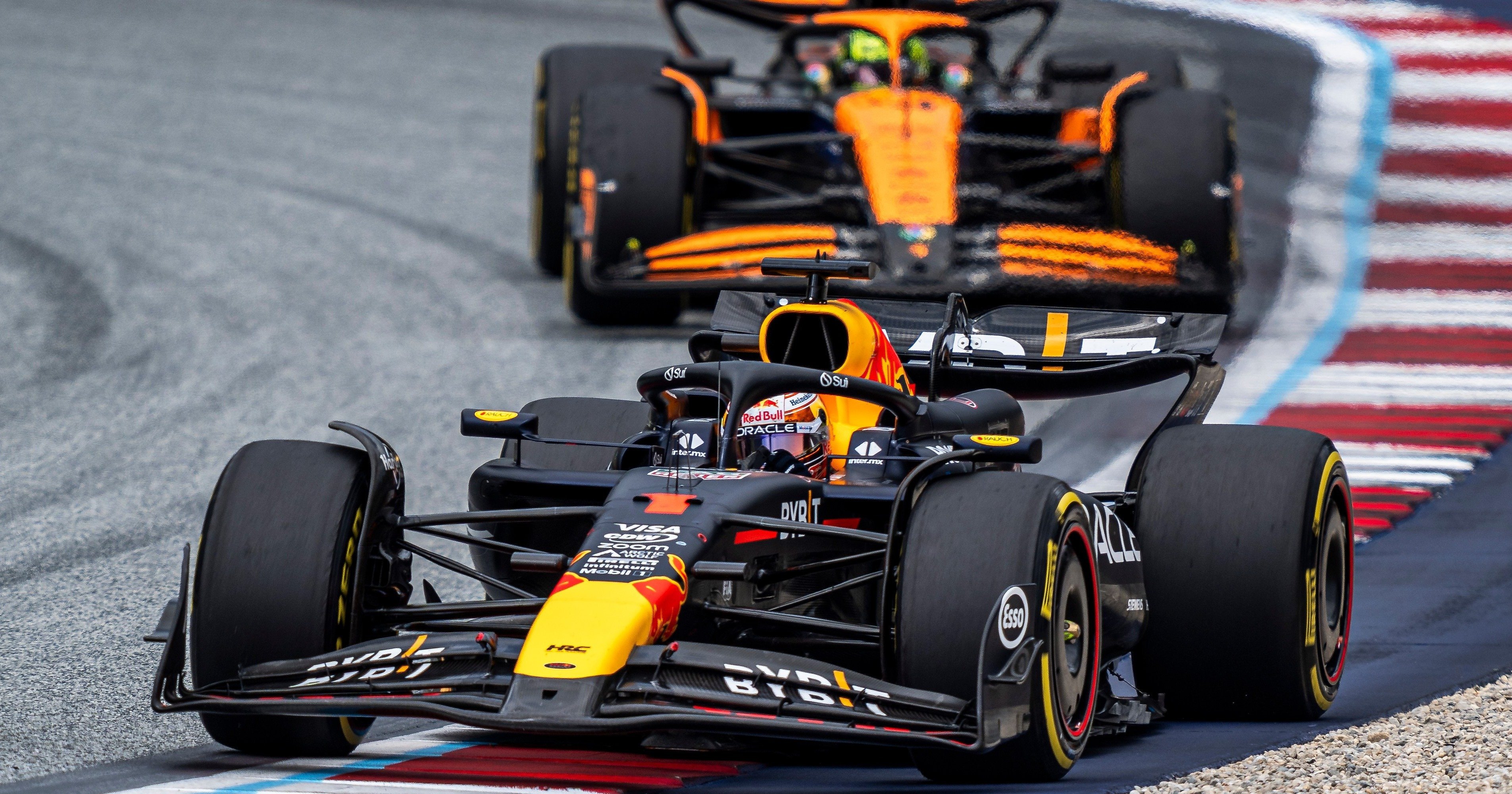 頂点を争う現役F1ドライバーに友情は成立するのか？ トップと2位で接触