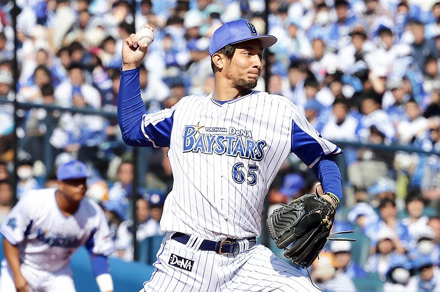 メジャー流で好調のDeNA国吉佑樹。大家友和コーチと「10分ブルペン」。<Number Web> photograph by NIKKAN SPORTS