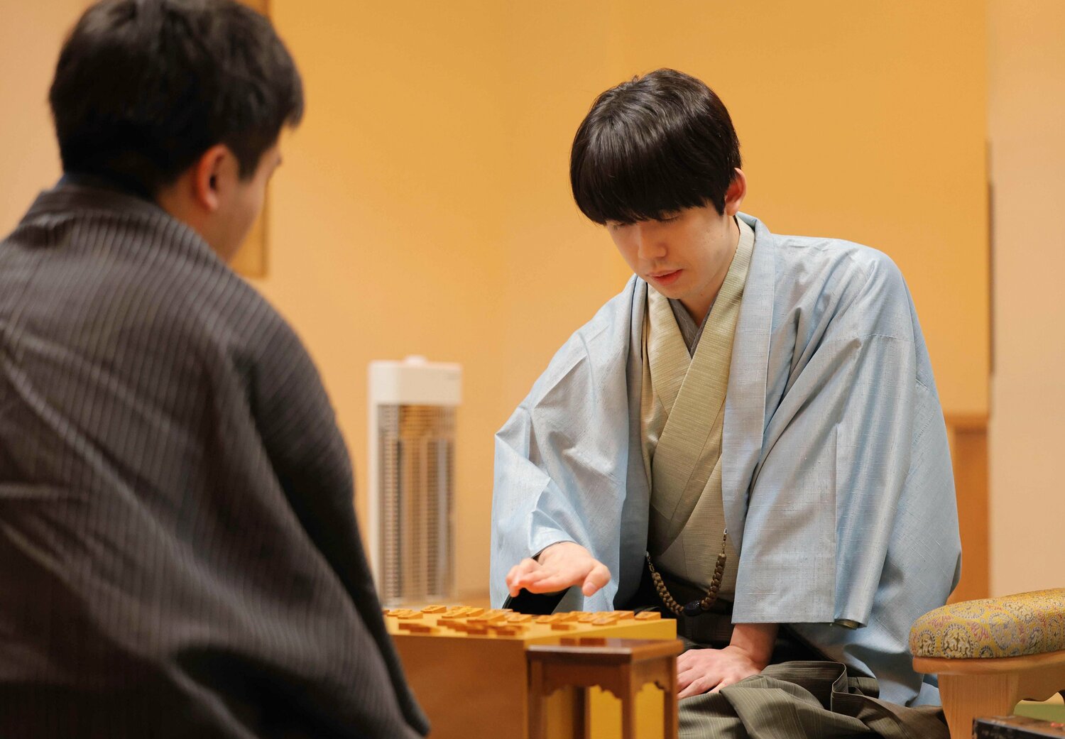 王将戦第4局の藤井　©JIJI PRESS