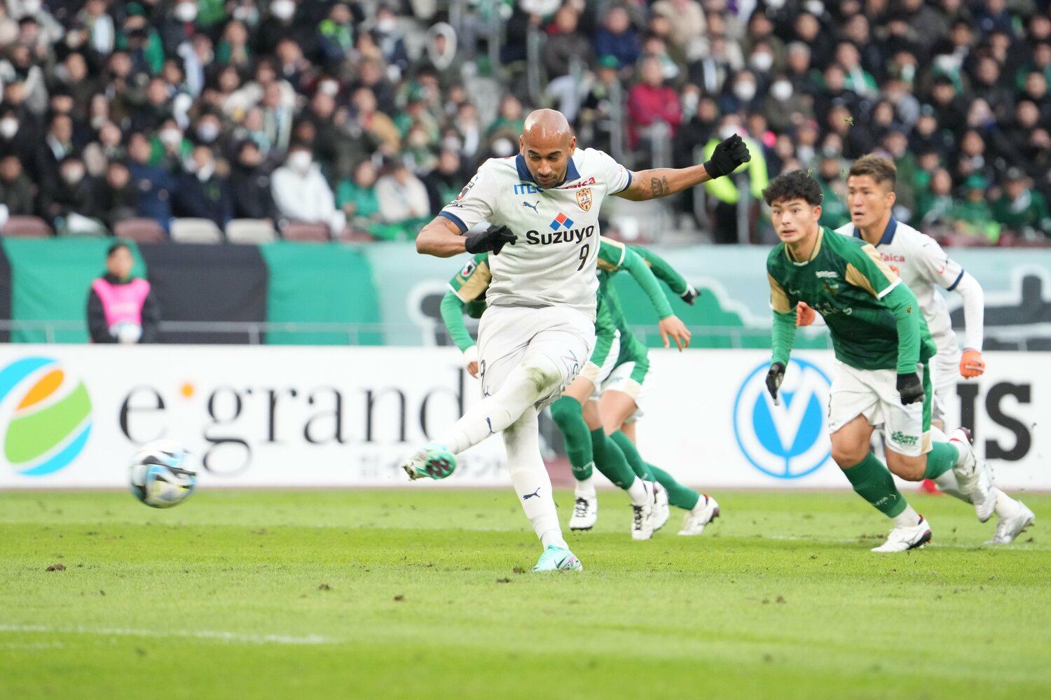 チアゴ・サンタナのPKで清水が先制に成功した　©Masashi Hara