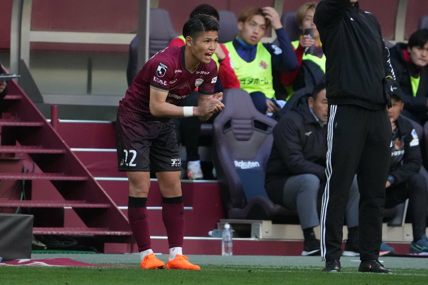 交代際のピッチサイドでチームメイトを鼓舞する佐々木大樹　©Masashi Hara