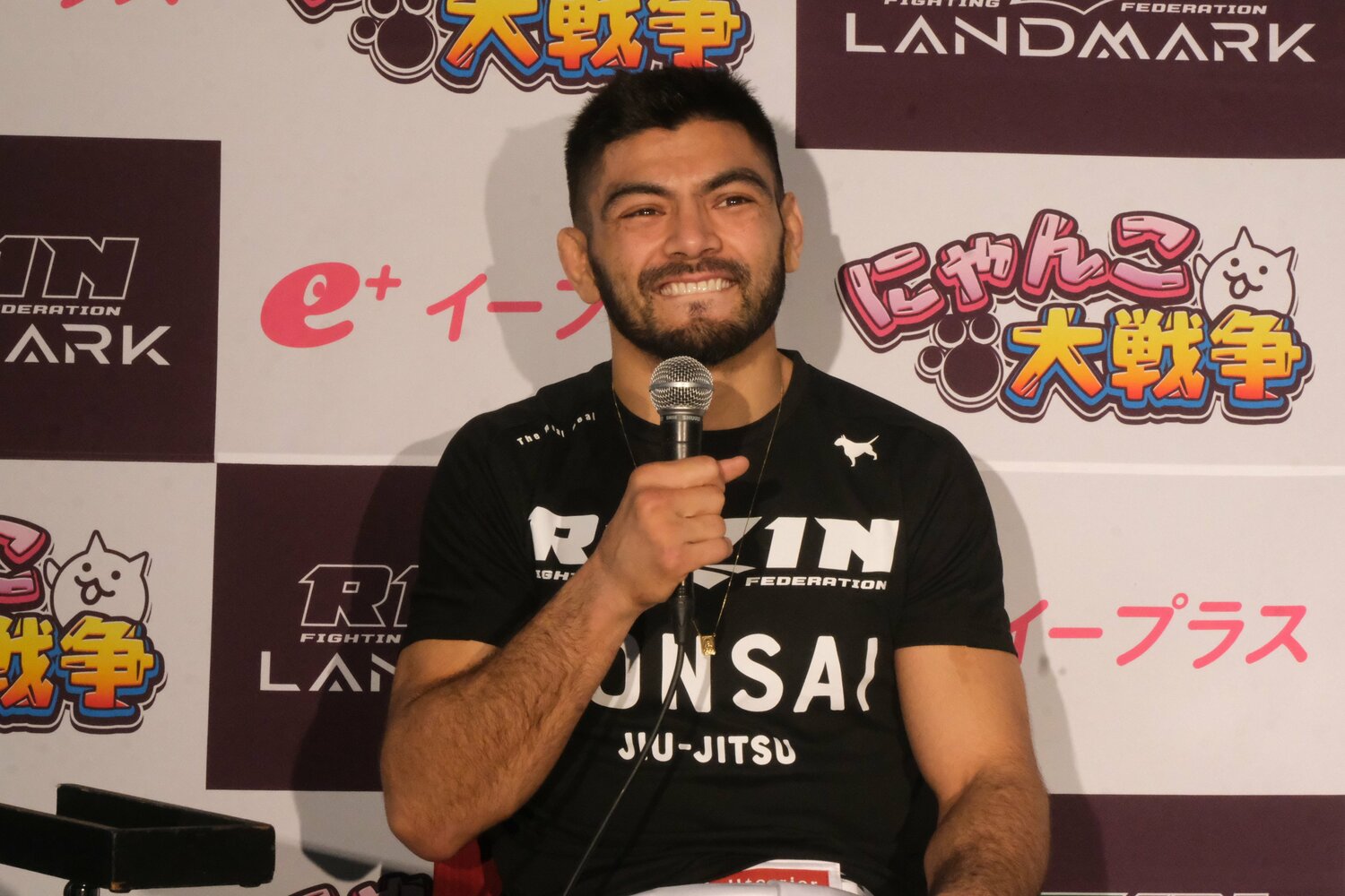 試合後の会見で笑顔のサトシ。防衛戦の相手は「誰でもいい」©Norihiro Hashimoto