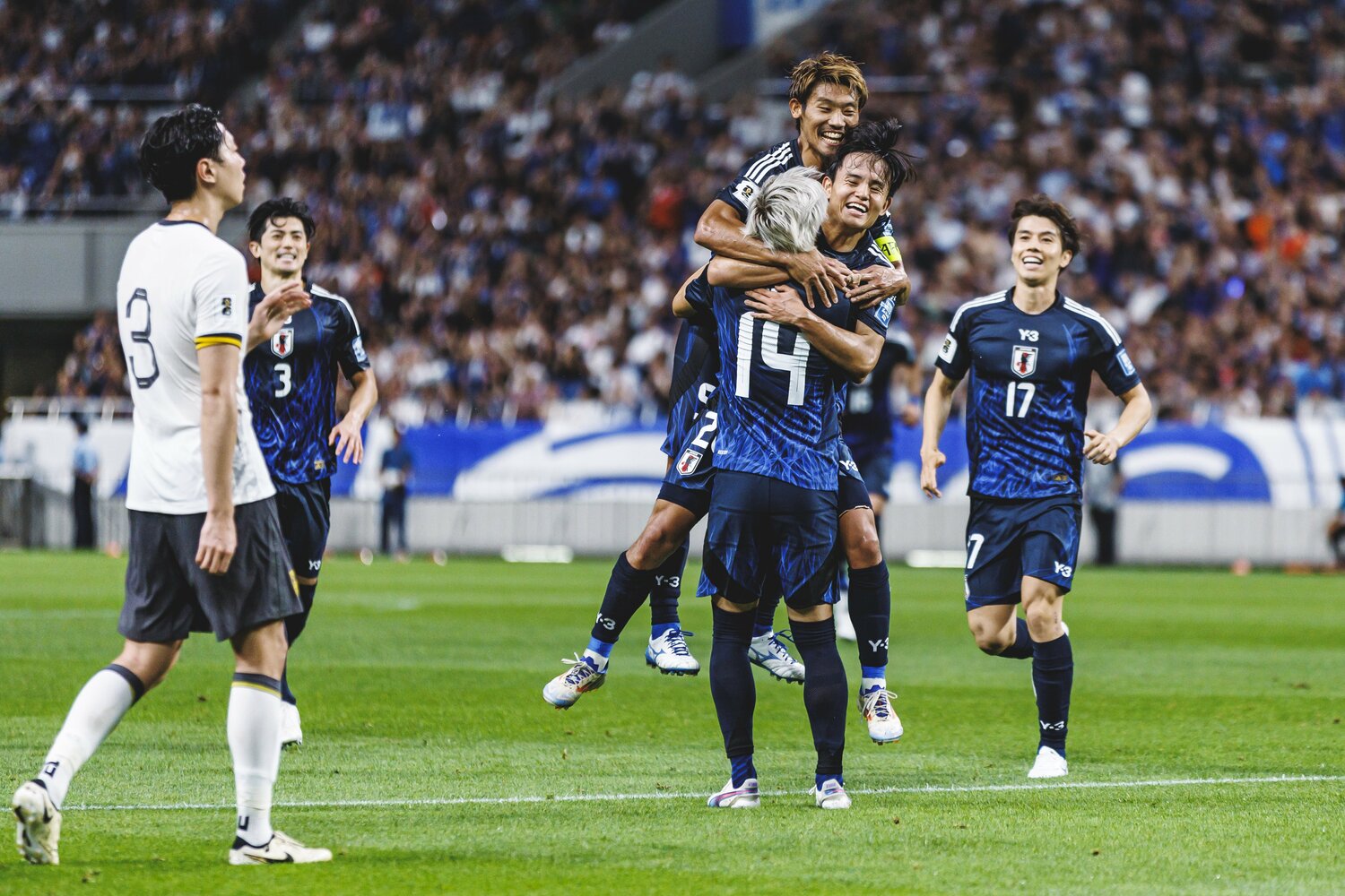 久保建英、守田英正らが駆け寄って伊東純也を祝福した　©Kiichi Matsumoto