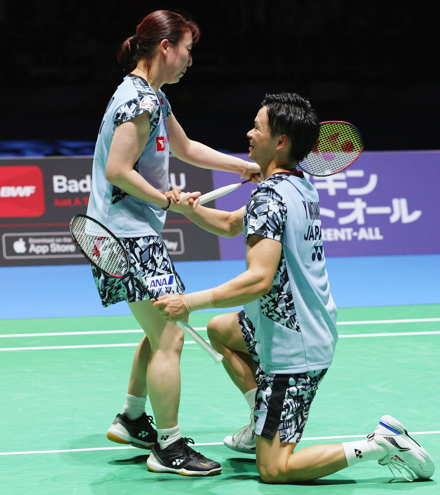 決勝進出を決めた瞬間。東野に支えられ、笑顔で立ち上がる渡辺　©JIJI PRESS