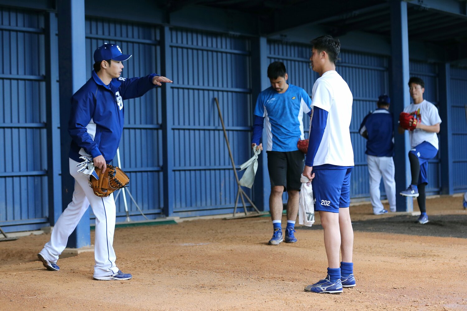2019年から二軍・投手コーチを務めた浅尾コーチ。写真は春季キャンプ、個別練習で投手陣を指導する　©JIJI PRESS