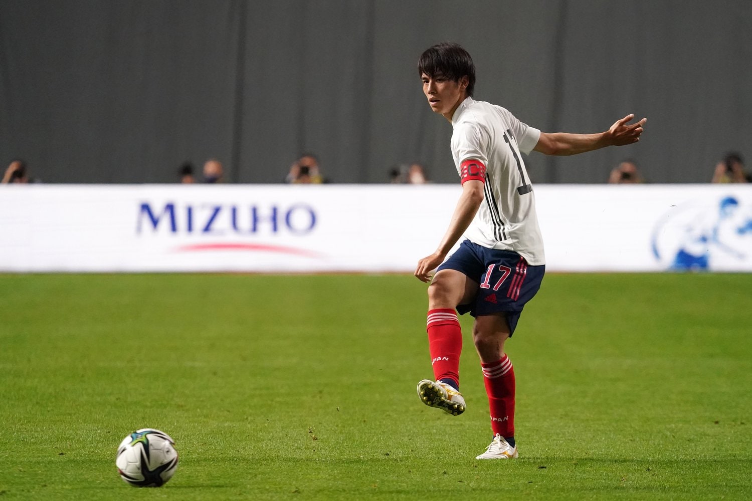 ダブルボランチの一角に入った田中碧から攻撃のリズムが生まれ始めた　©Getty Images