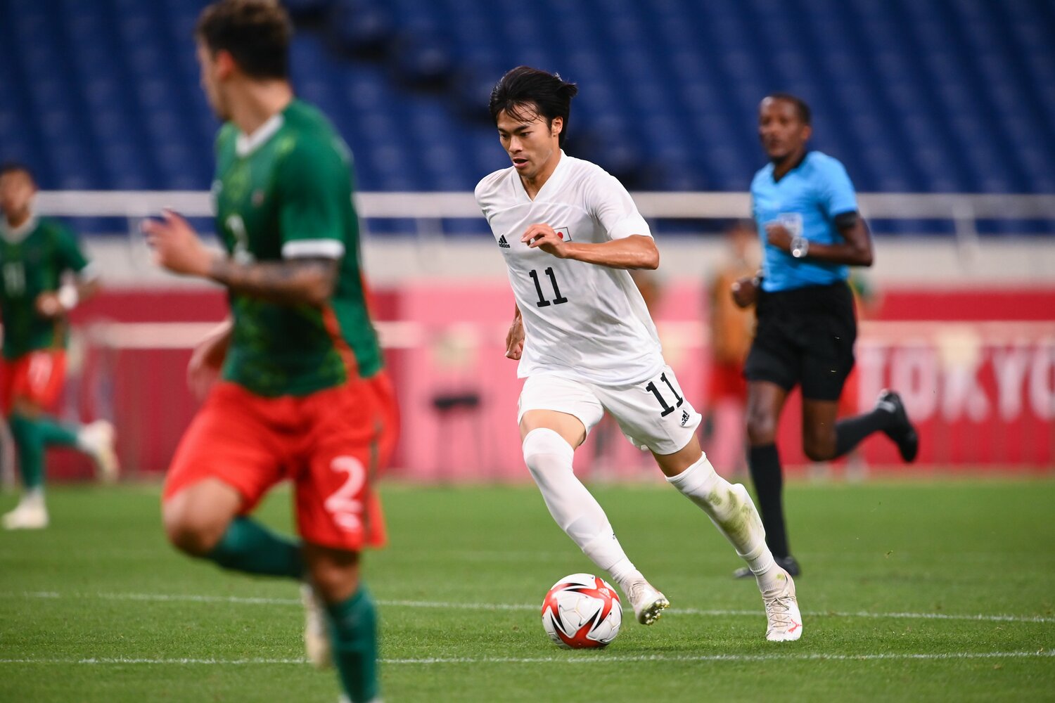 三笘の代名詞と言えば「DFを無力化するドリブル」だろう　©JMPA