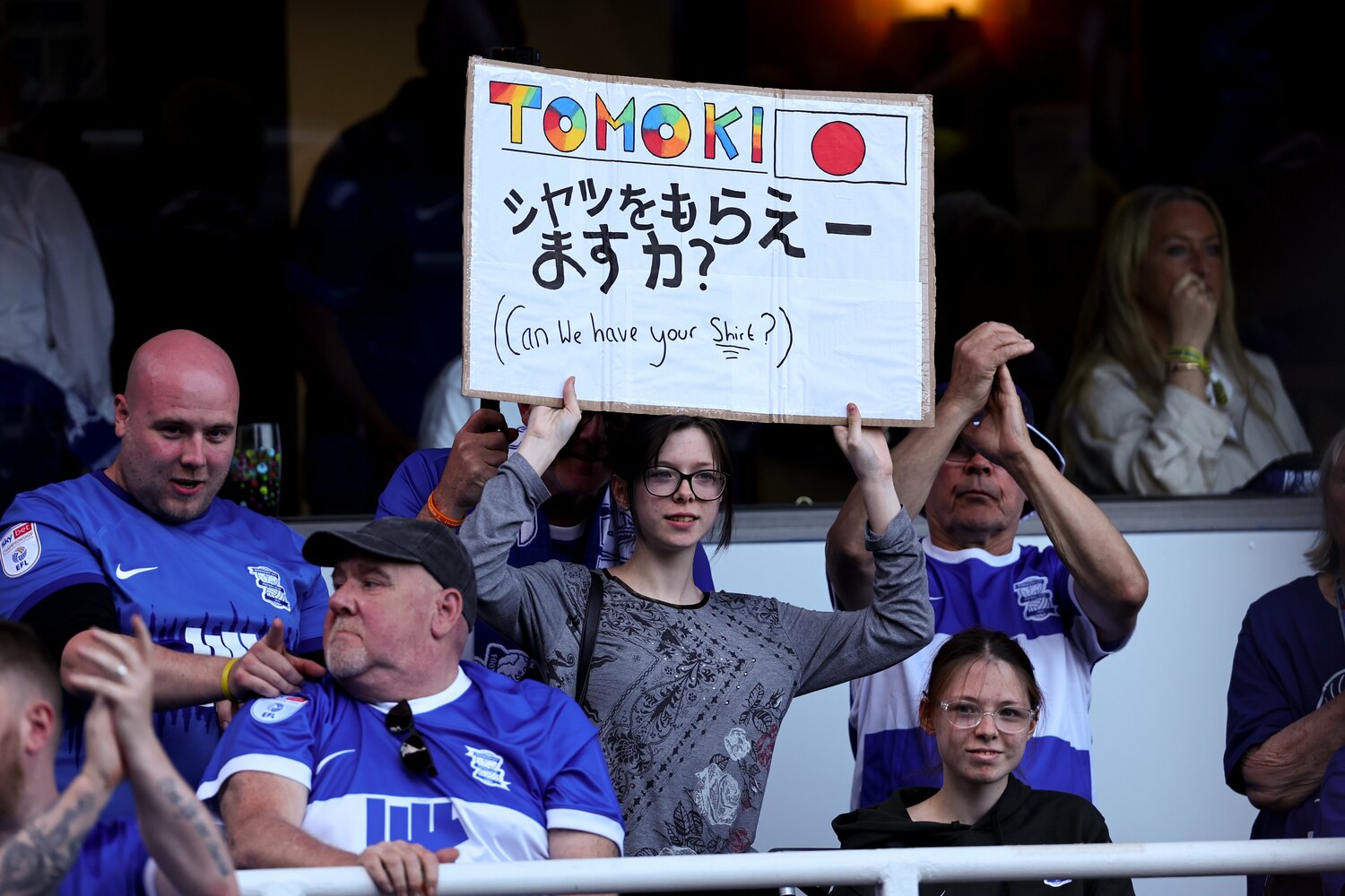 スタンドから「TOMOKI シャツをもらえーますか？」©︎Getty Images