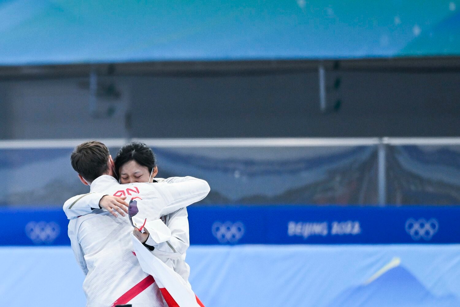 1000mで金メダルを獲得し、デビットHCと抱き合う　©Asami Enomoto／JMPA