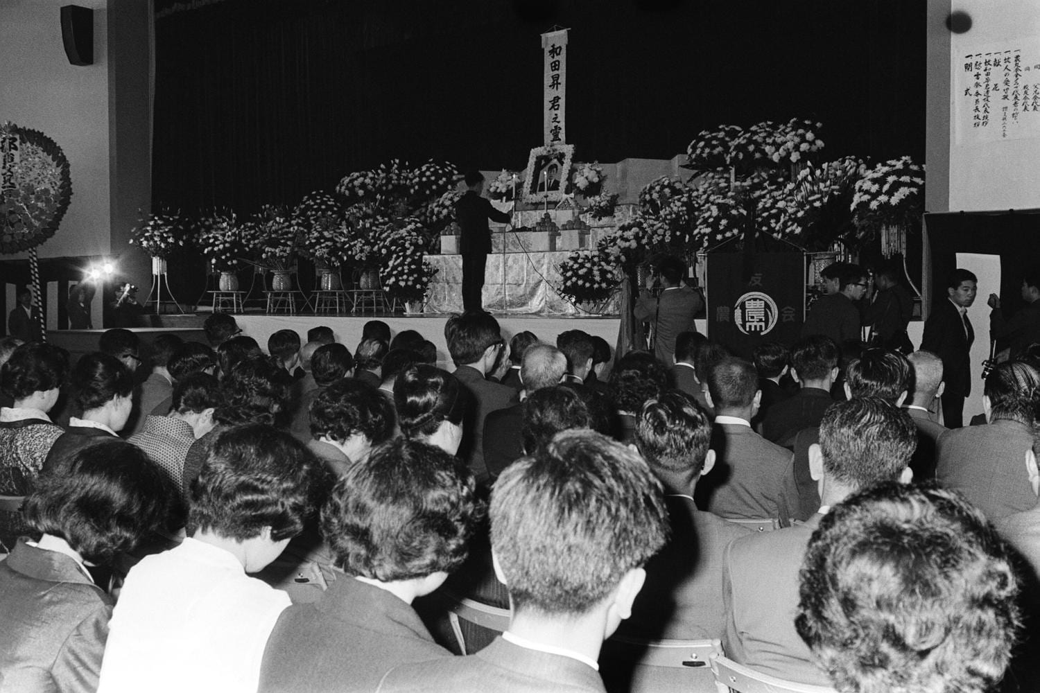 事件で死亡した生徒の学園慰霊祭（東京・世田谷区の東京農大体育館）　©JIJI PRESS