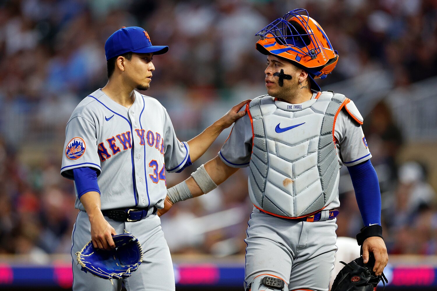 マウンド上で会話を交わす千賀とアルバレス。女房役として入団1年目の千賀を支えた　©︎Getty Images