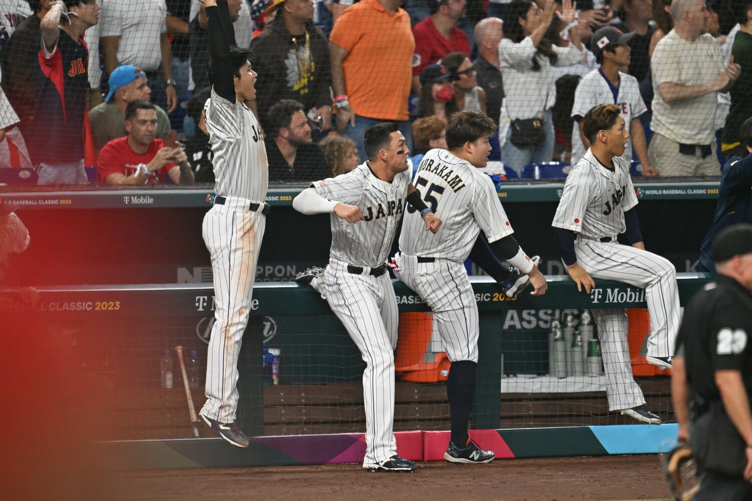 こちらは岡本のホームランの瞬間。ベンチで見ていた大谷翔平、ヌートバー、村上宗隆、吉田正尚も思わず飛び出した　©Naoya Sanuki