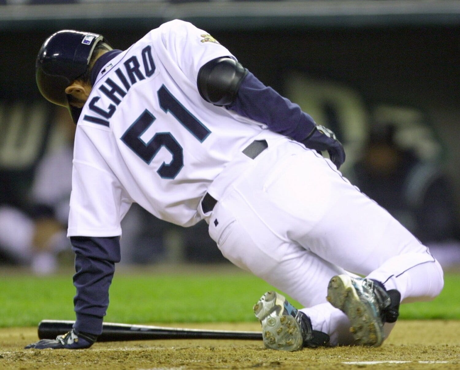 アメリカで繰り返し放送されたイチローが死球を受ける場面　©JIJI PRESS