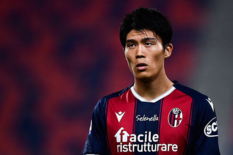 角田の1つ上の世代にあたる冨安。セリエAでも定位置を掴み、日本代表では中心選手として飛躍を遂げた ©︎Getty Images