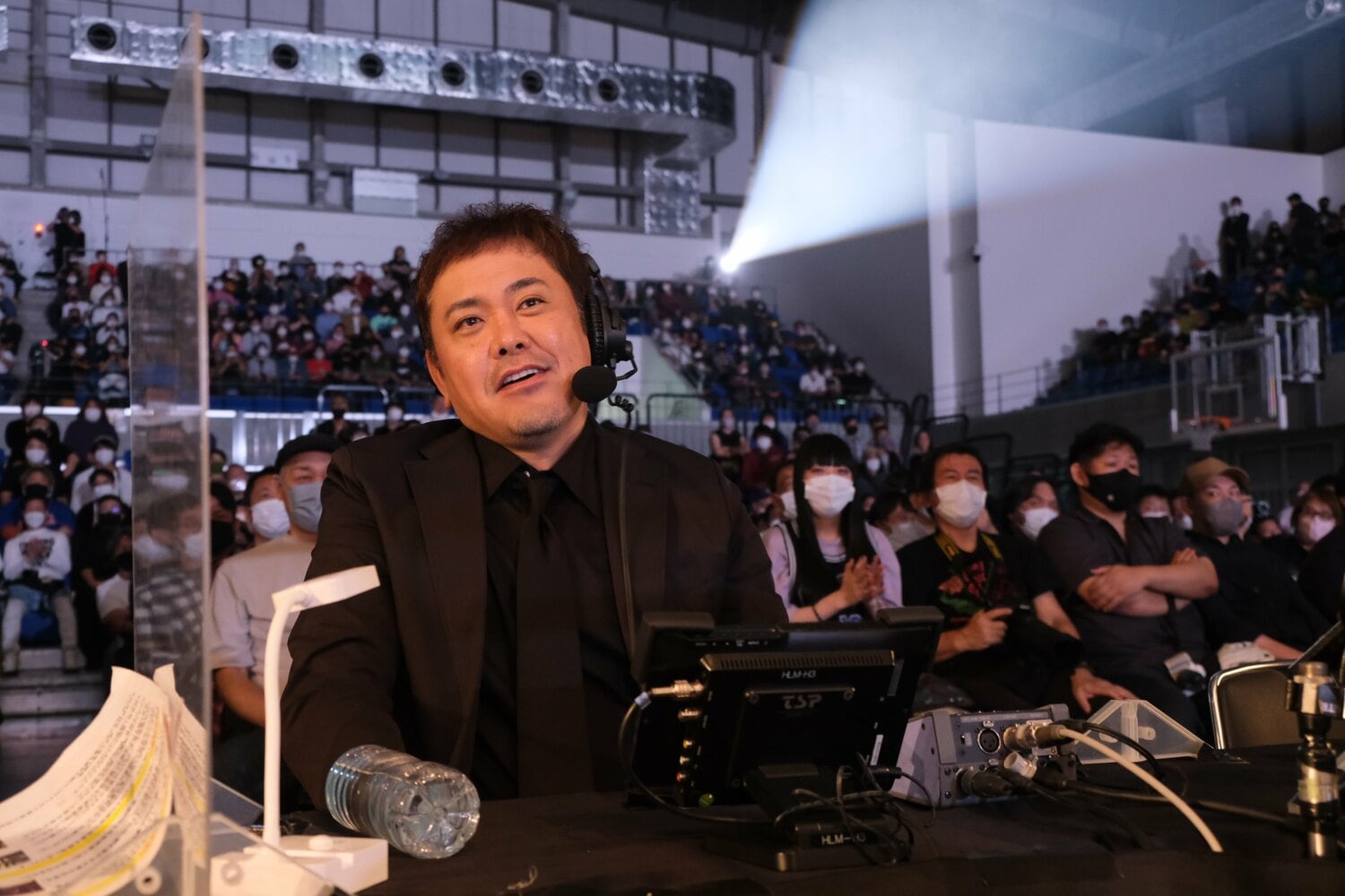 解説席で試合を見守った有田