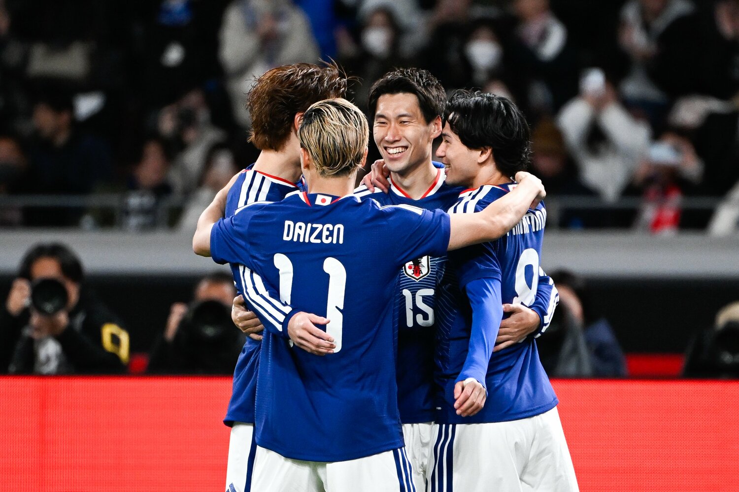 先制ゴールを挙げた鎌田らが輪になって笑顔　©Asami Enomoto