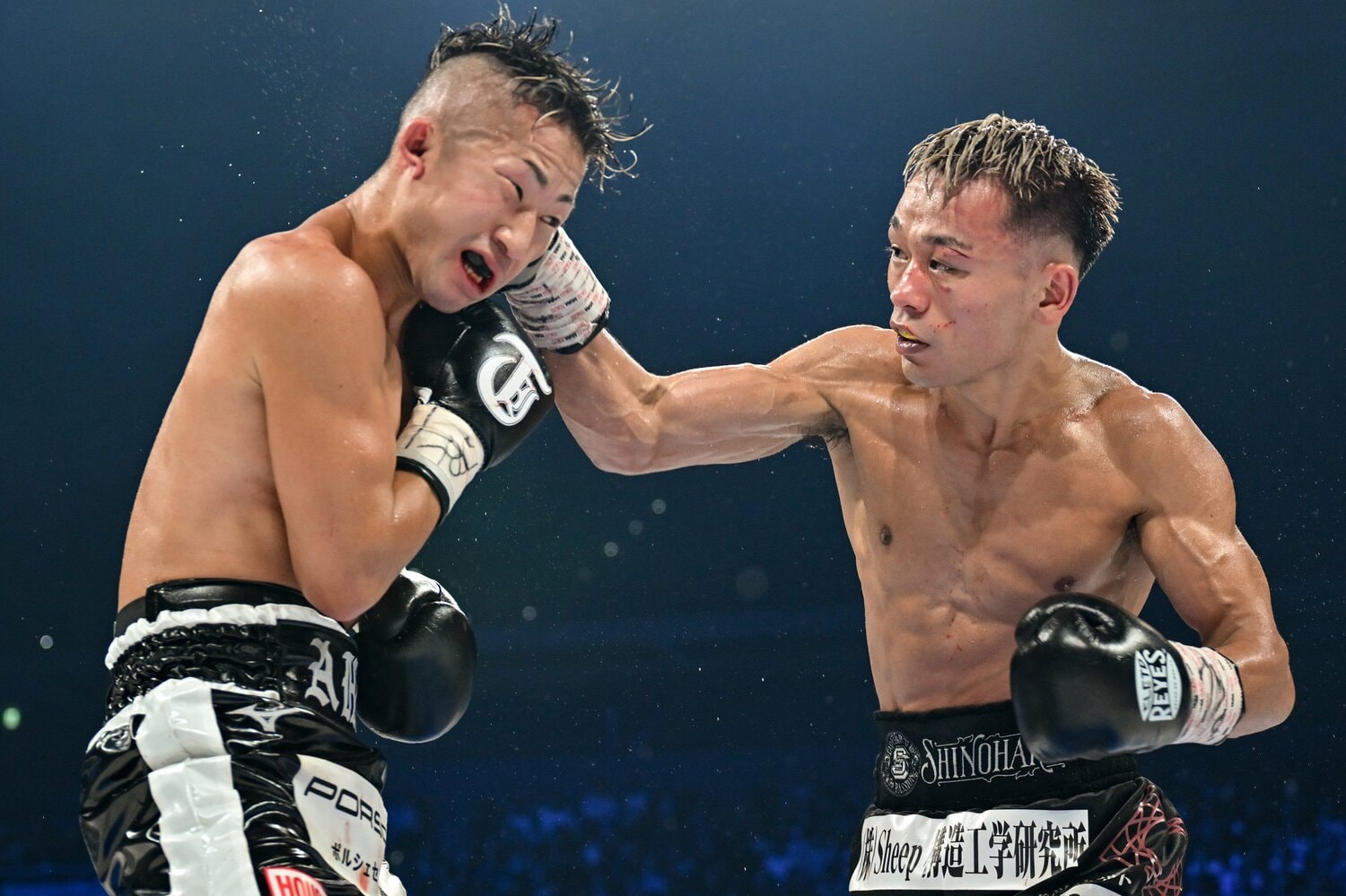 井上拓真（左）との“12年越しの再戦”を制して新王者に輝いた堤聖也。今年のベストバウトに推す声も上がるほどの激闘だった　©︎Hiroaki Yamaguchi