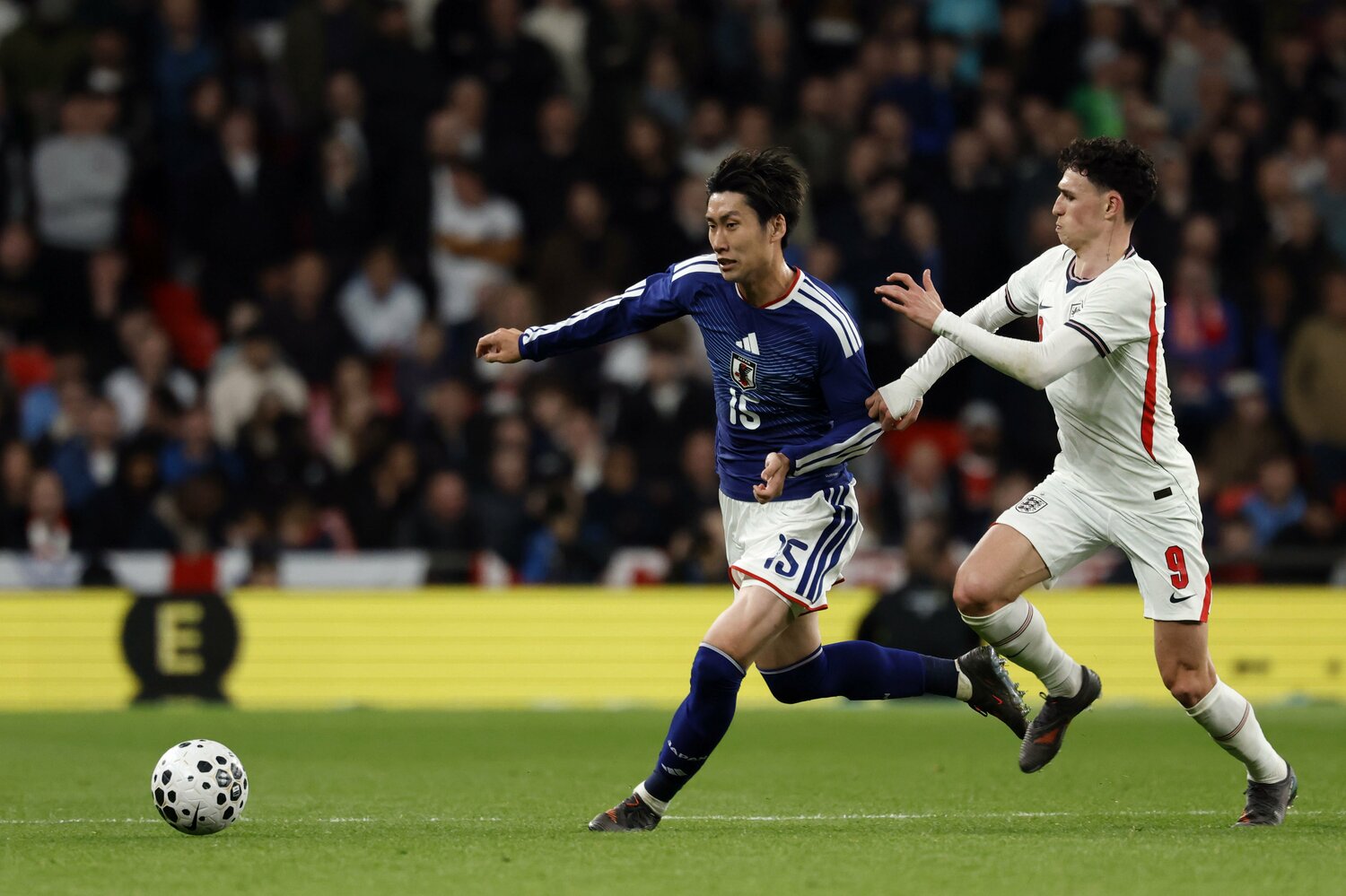 フォーデンとマッチアップする鎌田　©AFLO