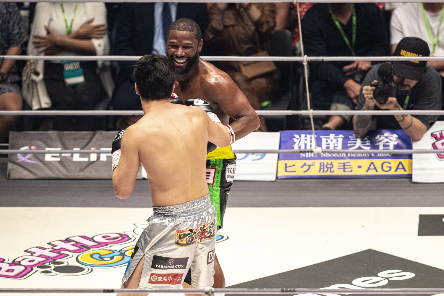 朝倉の闘いぶりに、メイウェザーは笑顔を見せる場面もあった　©Takuya Sugiyama