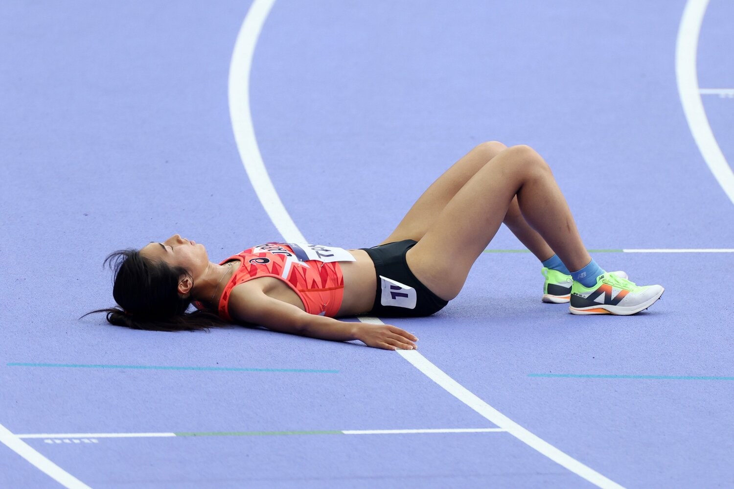 5000mゴール後に倒れこむ田中。直後の取材では報道陣に「私のオリンピックは終わってしまった」と発言も…  ©︎Getty Images