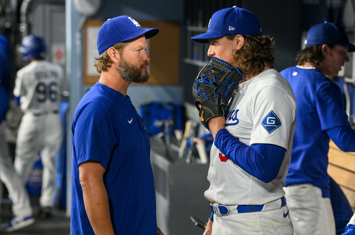 2025シーズン、グラスノーとベンチで対話するカーショー　©Nanae Suzuki