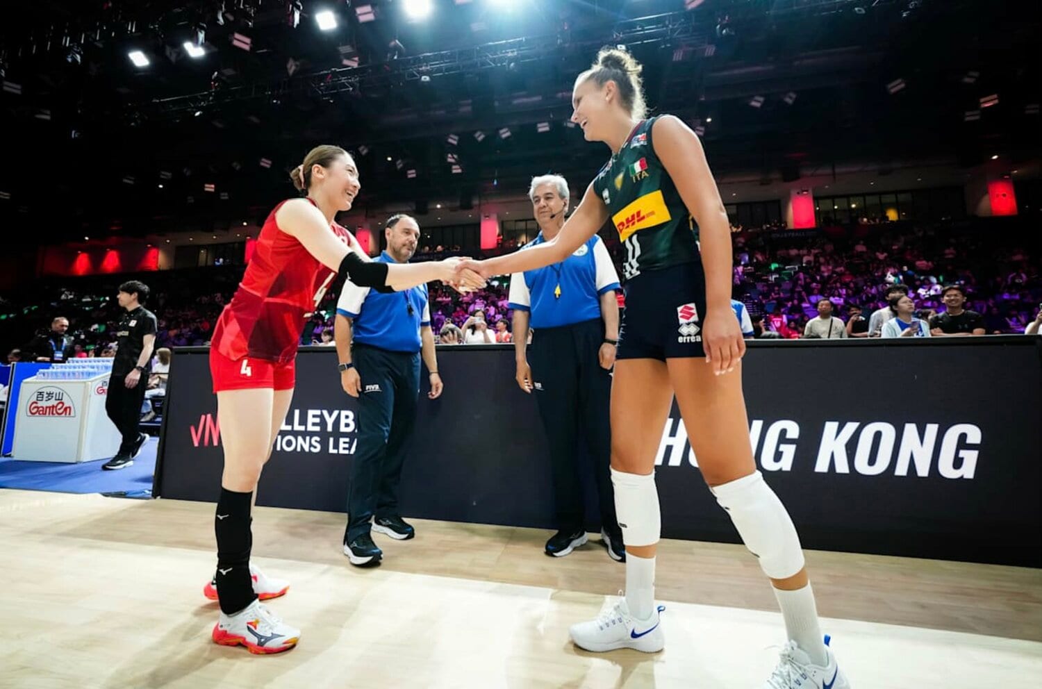 イタリア代表キャプテンのアンナ・ダネージ（右）と握手する石川真佑　©︎Volleyball World