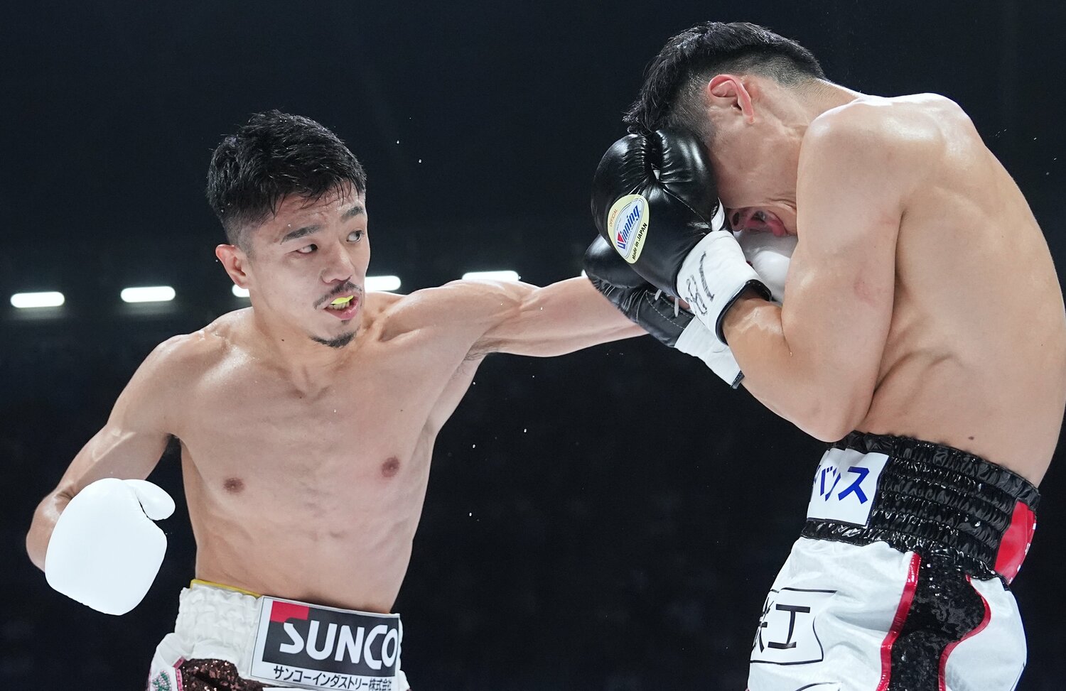 西田の右サイドに左ストレートをねじ込む中谷 ©Naoki Fukuda