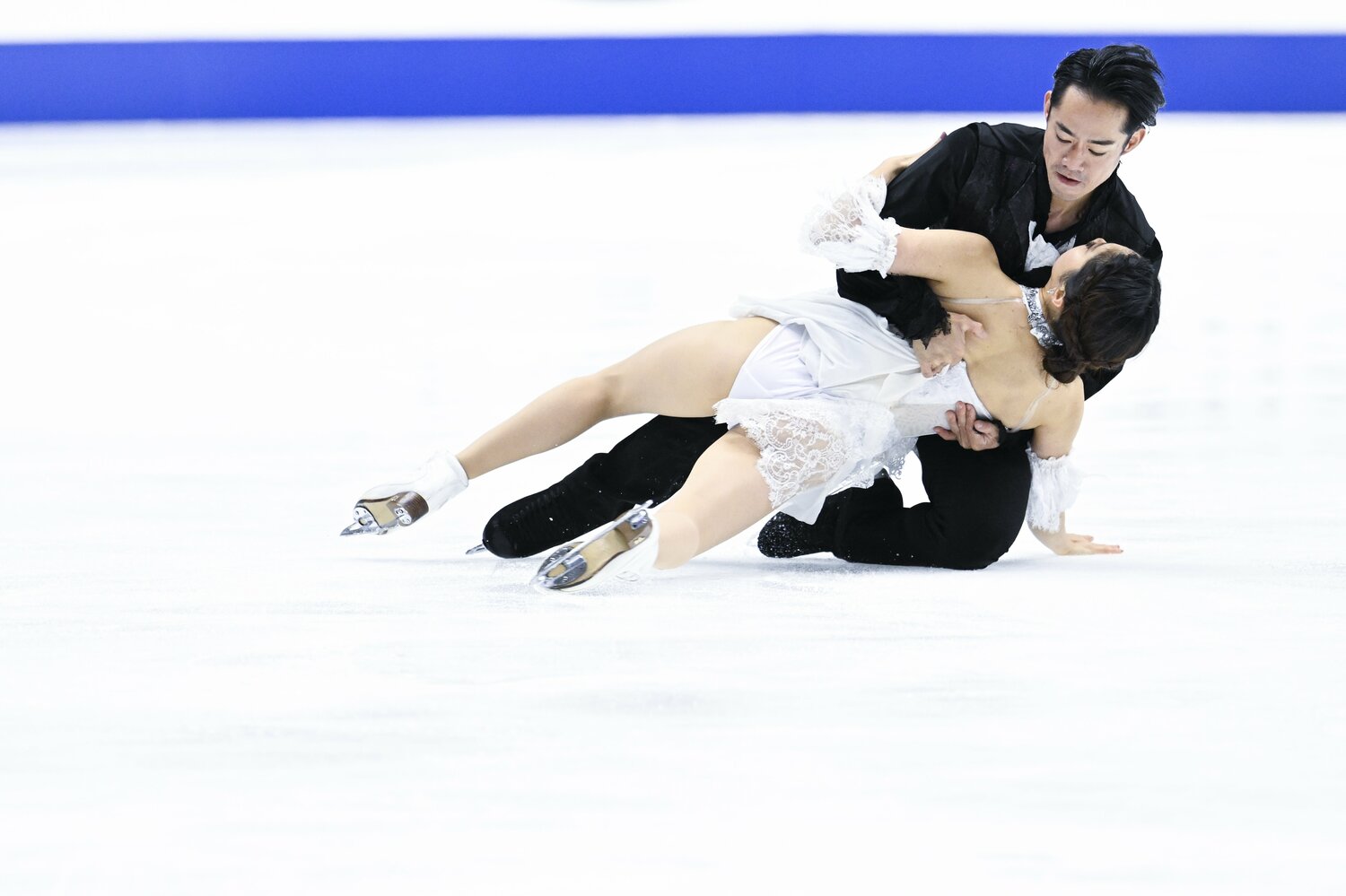 フリーの最後で高橋が支えきれず、転倒する格好に（クリックすると演技後の様子を含めて連続写真でご覧になれます）　©Asami Enomoto