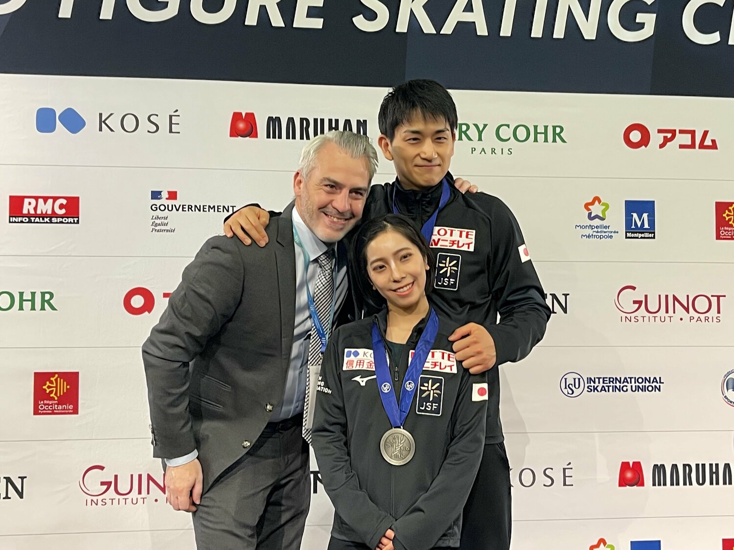 2022年の世界選手権にて、りくりゅうとブルーノ・マルコットコーチ　©Akiko Tamura