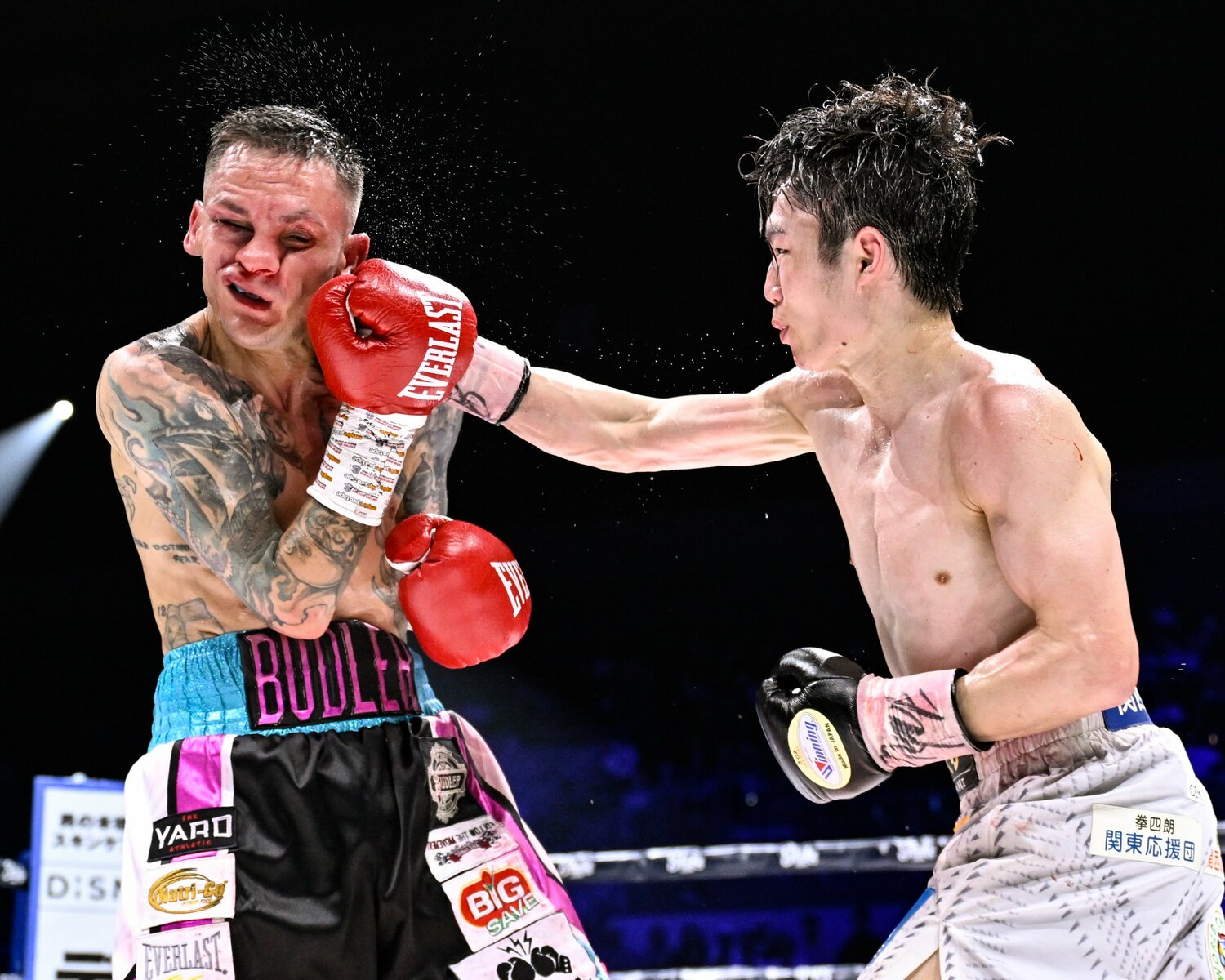 ブドラーの顔面にパンチを打ち込む寺地　©︎Hiroaki Yamaguchi