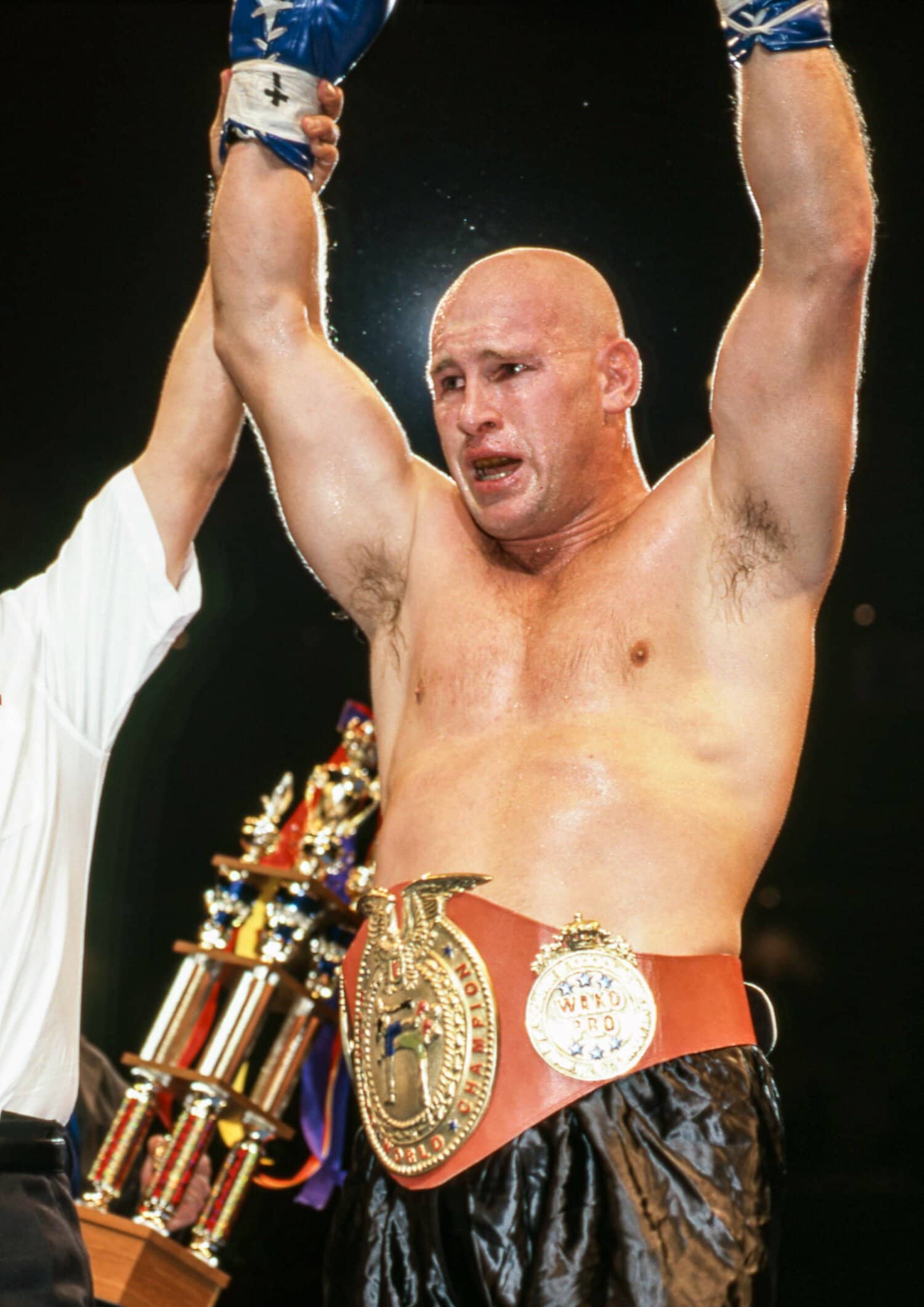 初のベルトに感極まるマイク・ベルナルド　©Susumu Nagao