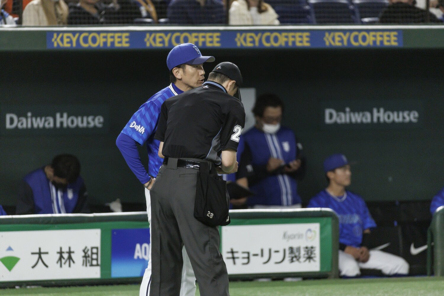 森原の登板を告げる三浦監督　©Kiichi Matsumoto