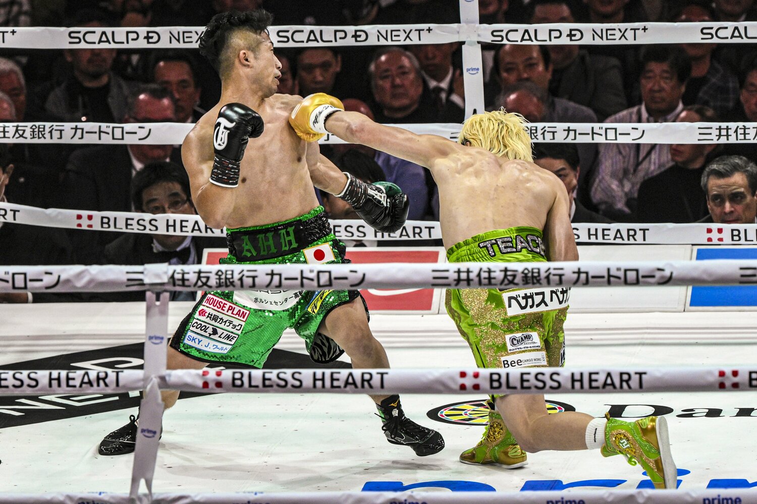 1ラウンドの最後に那須川天心の左オーバーハンドが井上拓真の顔面をとらえた瞬間　©️Takuya Sugiyama