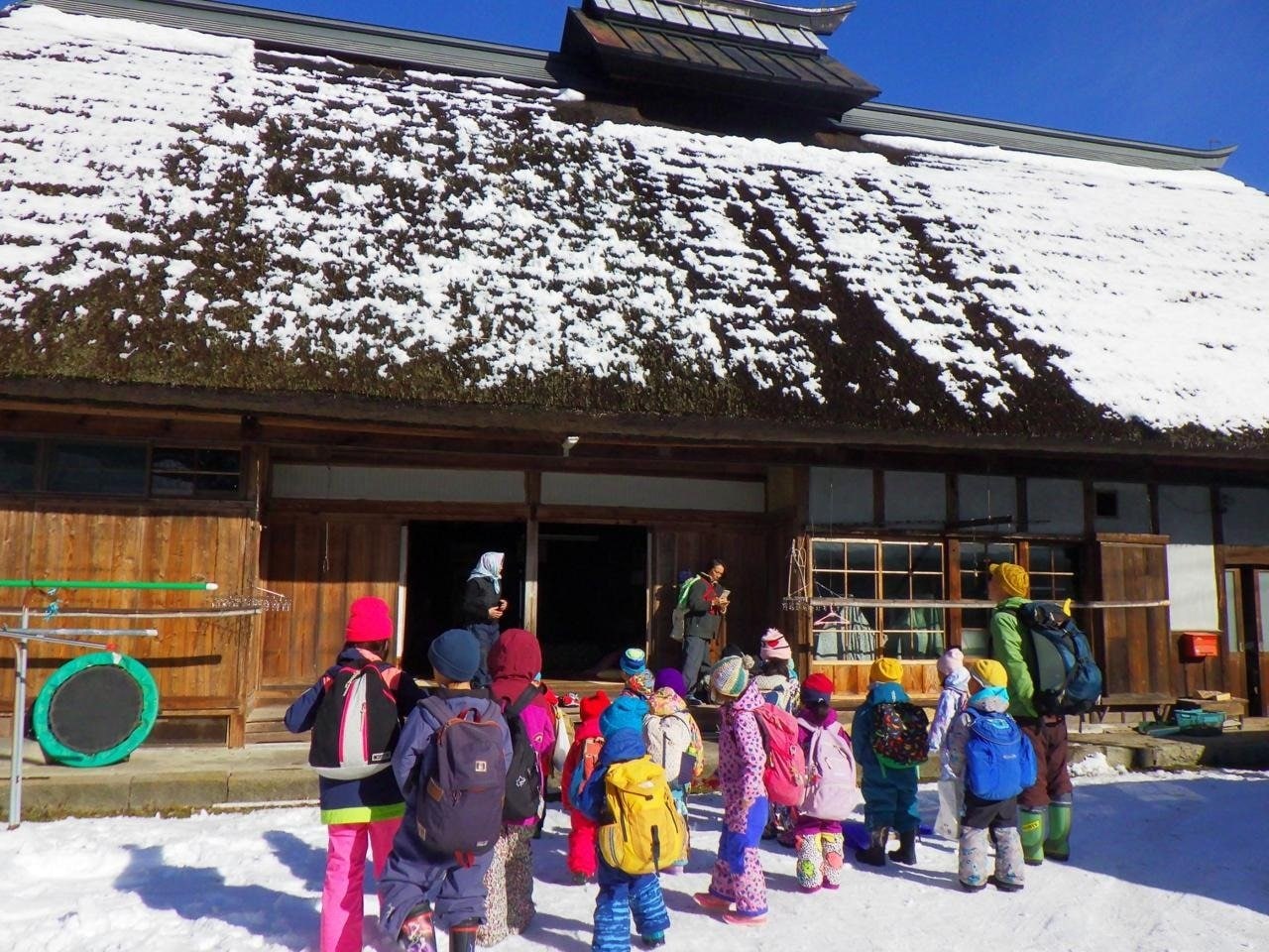 毎年末、地元の幼稚園の園児たちが訪れて餅つきをする　※家族提供