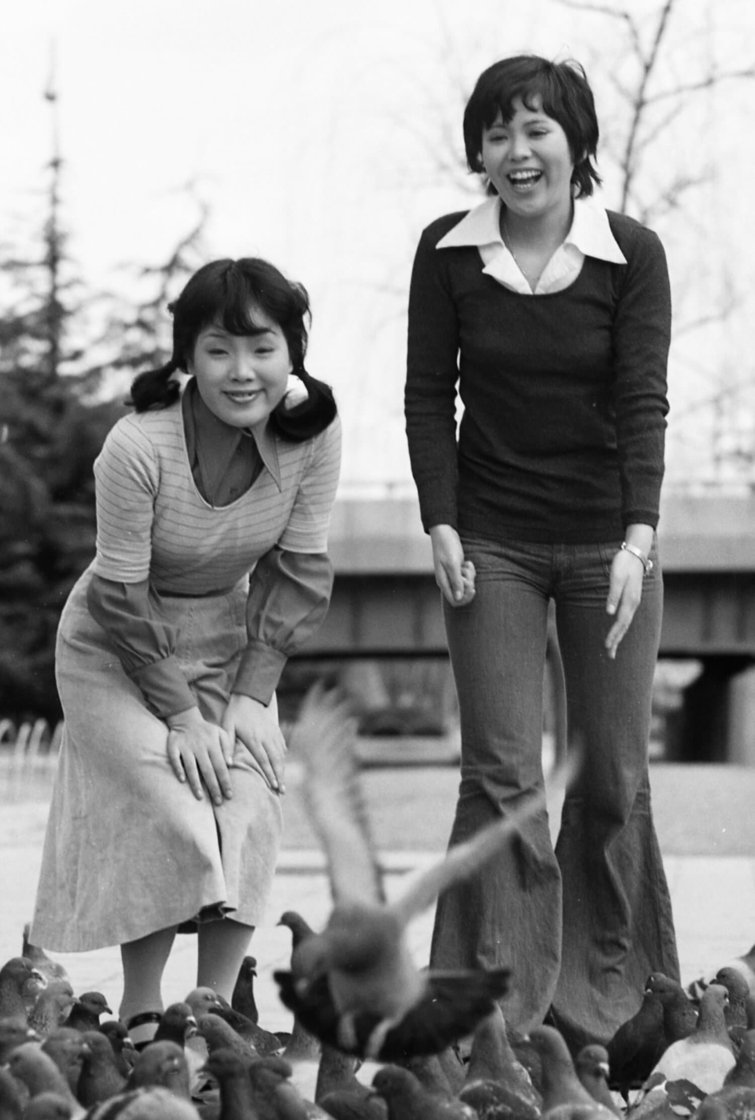 1974年撮影の姉妹漫才コンビ、海原千里（右）・万里　©Sankei Shimbun