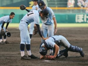 金足農の“サヨナラ2ランスクイズ”敗者の悲劇「近江の2年生捕手は立ち上がれず…」なぜ審判は動かなかった？「私らがいらんことするのは、よくない」