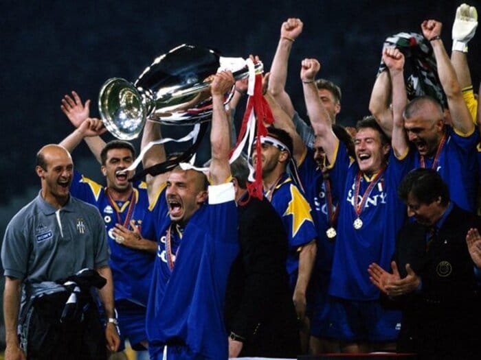 〈58歳で死去〉「正直に言いますが、妻の前で何度も涙を流しましたよ」イタリア異端の名FWが膵臓がんを「長い旅路の伴侶」と呼んだ理由＜Number Web＞ photograph by Alessandro Sabattini/Getty Images