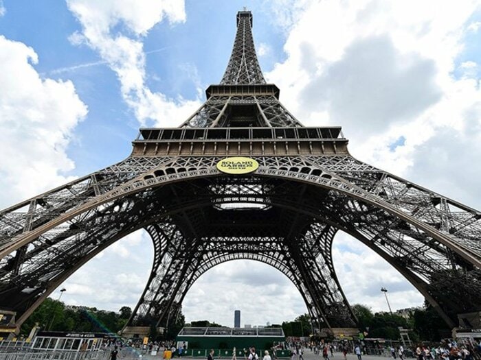 エッフェル塔の下にクレーコートが出現。「未来のエース」が繰り広げた熱い戦い。＜Number Web＞ photograph by ALEXIS REAU/ SIPA/ LONGINES