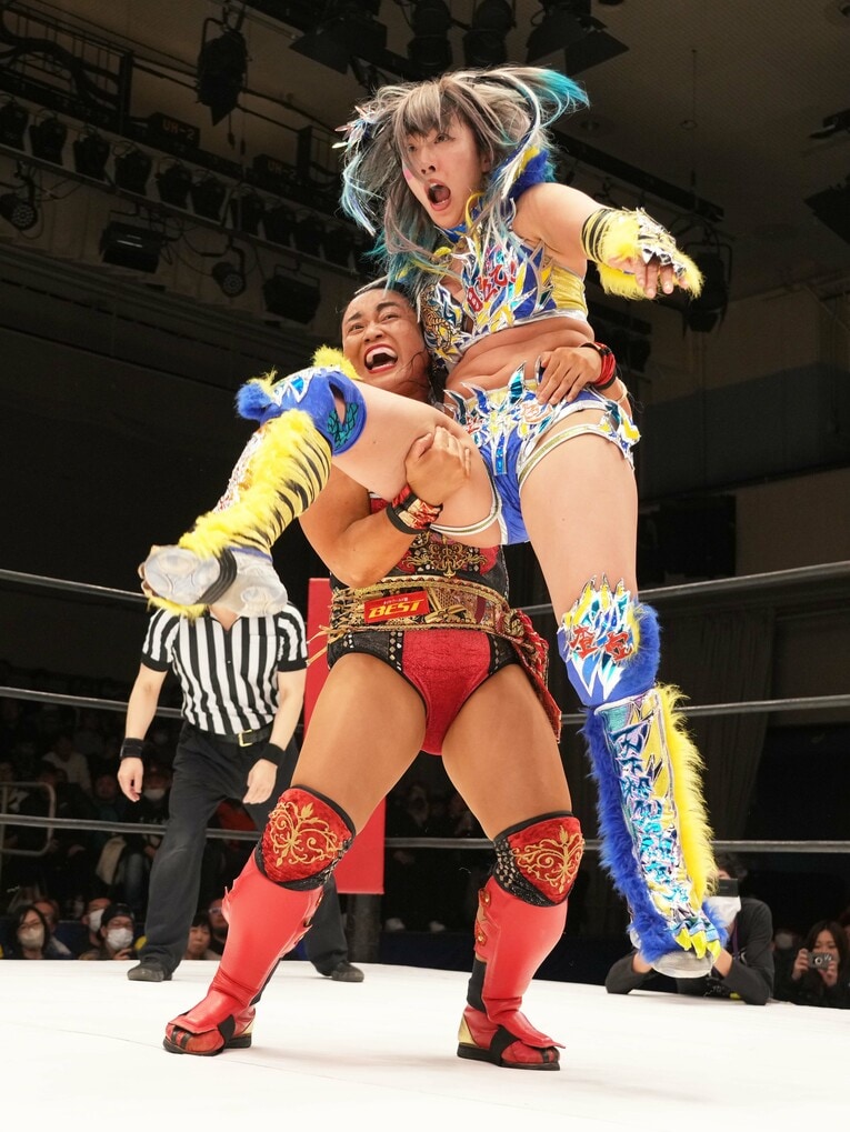 ウナギ・サヤカを強引に持ち上げる里村明衣子　©Essei Hara