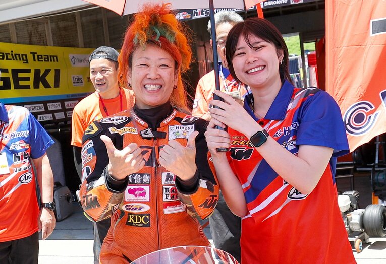 高杉はKTMに乗り始めてから、髪を同社のイメージカラーであるオレンジ色に染め続けている　©Satoshi Endo