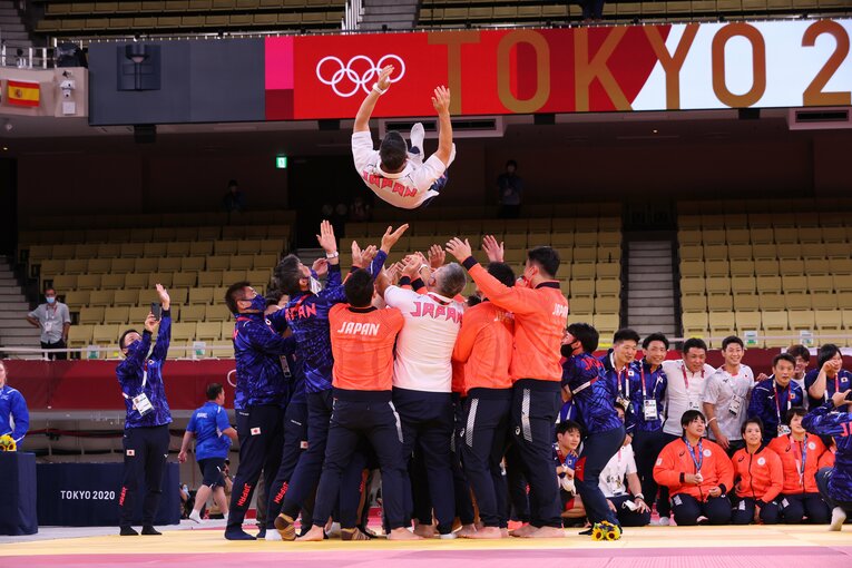 胴上げされる井上康生　©Ryosuke Menju／JMPA
