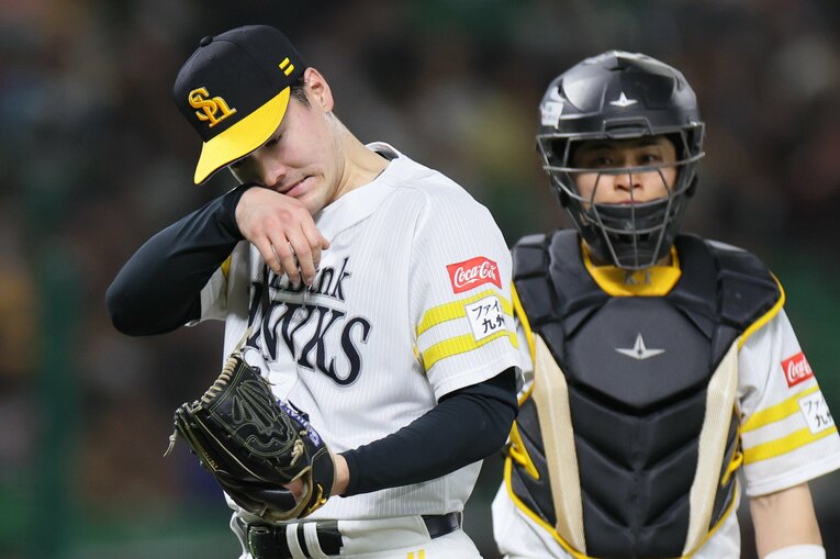 4月4日の西武戦、悔しい表情で4回に降板する有原航平　©JIJI PRESS