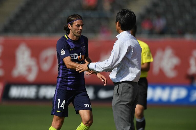 森保一監督と握手をかわす現役時代のミハエル・ミキッチ（2017年）。サンフレッチェ広島で共に3度のJリーグ制覇を成し遂げた“盟友”だ ／ photograph by Masashi Hara/Getty Images