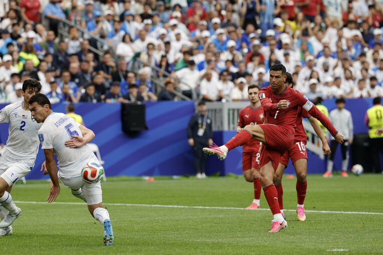 ウズベキスタン戦で先制ゴールを決めるロナウド　©Atsushi Tokumaru